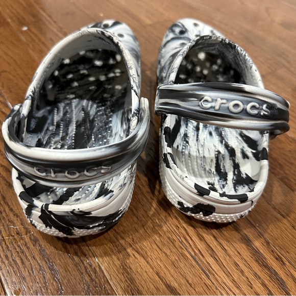 CROCS Junior’s Classic Black and White Marbled Clogs with Straps Sz J4 - Picture 5 of 12
